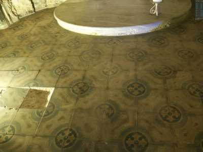 Entriamo ora nella chiesa neogotica, costituita da un�unica navata e da una pavimentazione a �cementine�, piastrelle decorate di un tempo